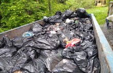 В Шарташском лесопарке с берега озера Шарташ за 3 года вывезено 860 м3 мусора весом более 40 тонн.